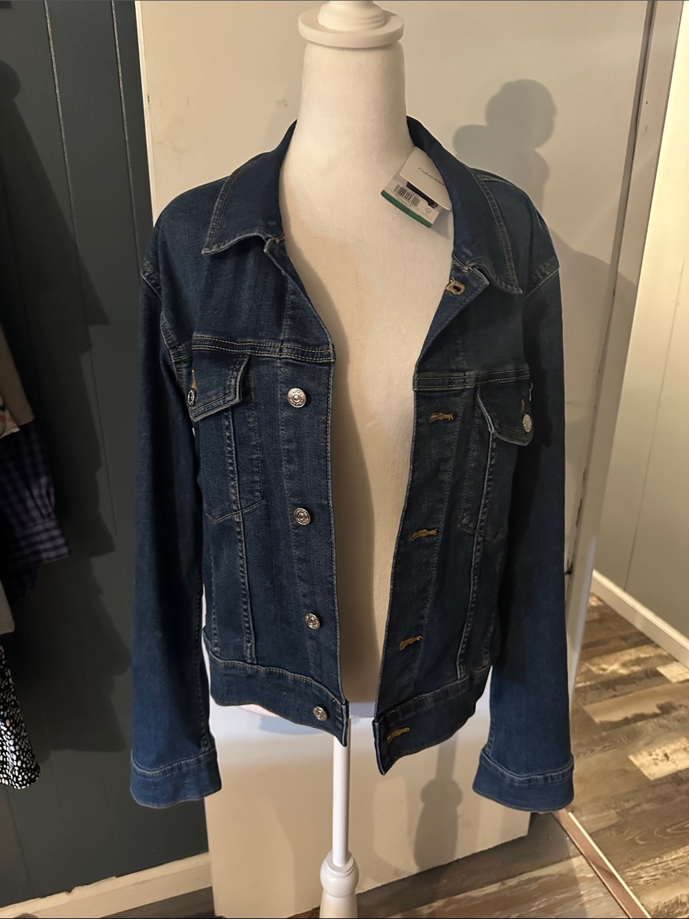 Women’s classic trucker jacket, slight stretch material two chest pockets. XL